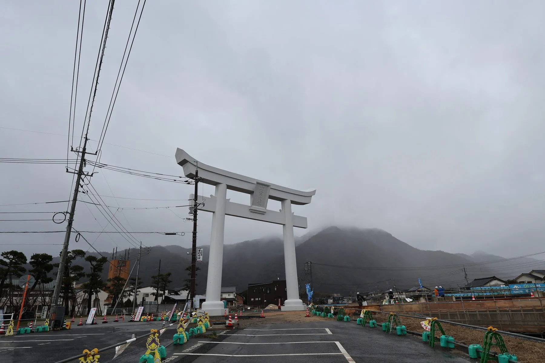 出雲大社の大きな鳥居の前で、家族と。